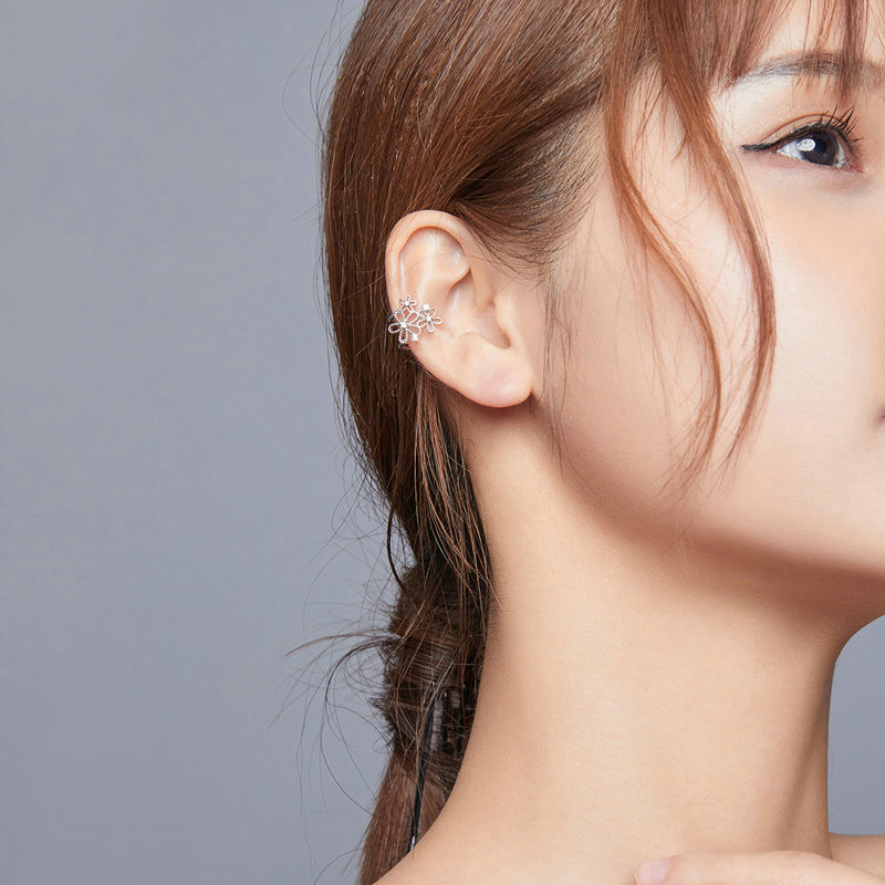 مشبك أذن نسائي بتصميم زهرة متلألئة من الترملا
