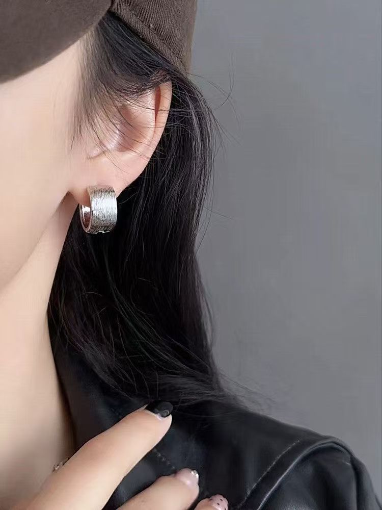 Vintage Brushed Silver Wide Band Ear Cuffs For Women Niche Minimalist Stylish Versatile Light Luxury High End Ear Jewelry