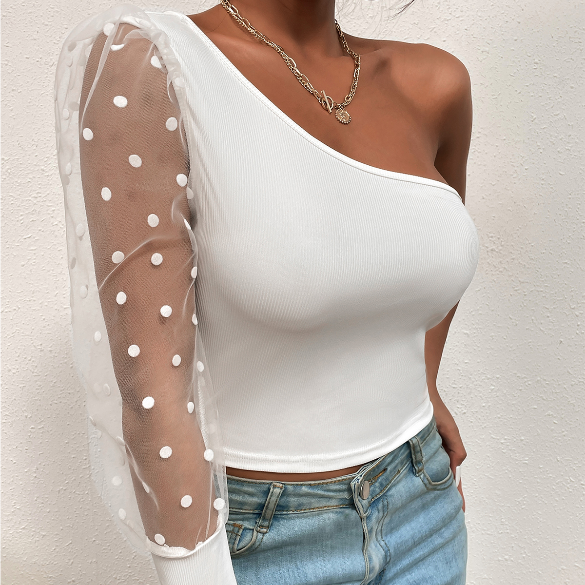 بلوزة نسائية قصيرة بقطن نص كم بنقشة نقاط البولكا وياقة مائلة وشبكة شفافة