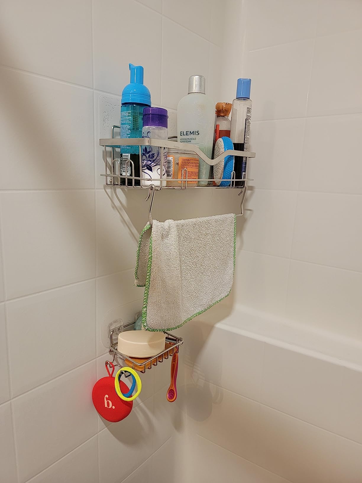 Shower caddy with hooks and soap dish, shower organizer, bathroom shelf, stainless steel set of 3 pieces. Solid and stable construction, large storage space, easy tool-free installation, practical design features. Fits most smooth surfaces.