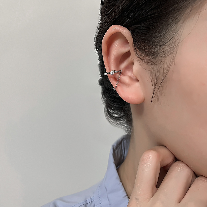 Spiral Turn Pattern One-piece Ear Clip Personality Dark Black Multi-layer Twist