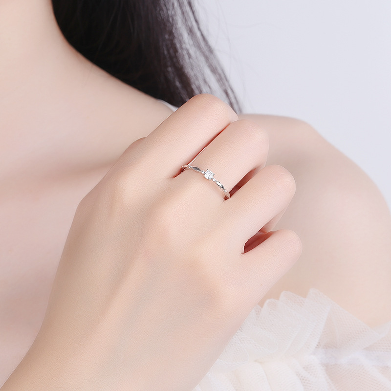 Модное обручальное кольцо с муассанитом и бриллиантом