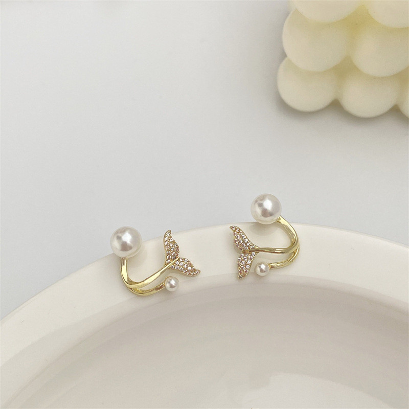 Women's High-end Niche Design Fishtail Pearl Earrings