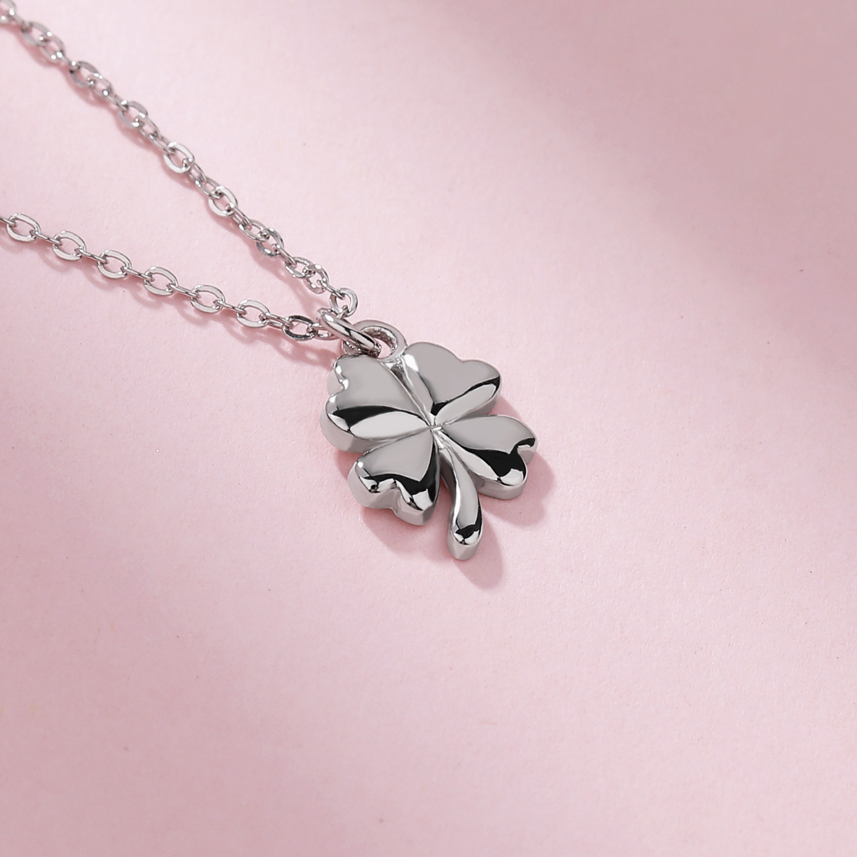 Women's Fashion Temperament Four-leaf Clover Shape Pendant Necklace