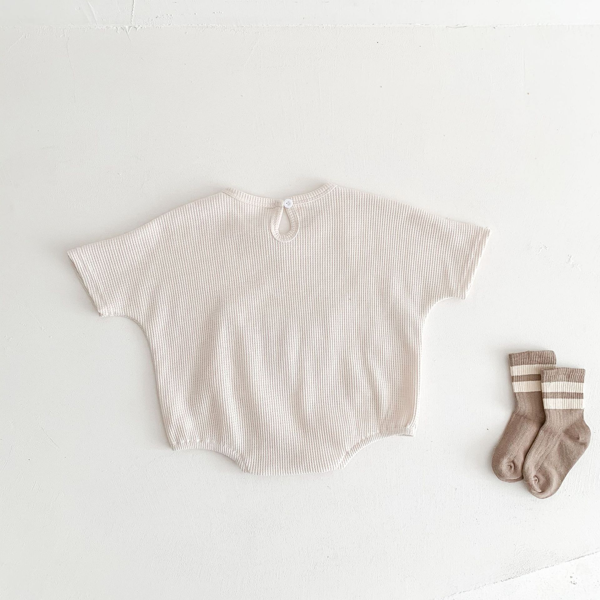 Title 7, Schattige kleine beer baby jumpsuit met korte m...