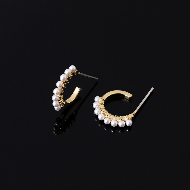 Title 2, Womens simple and compact pearl earrings. Eleg...