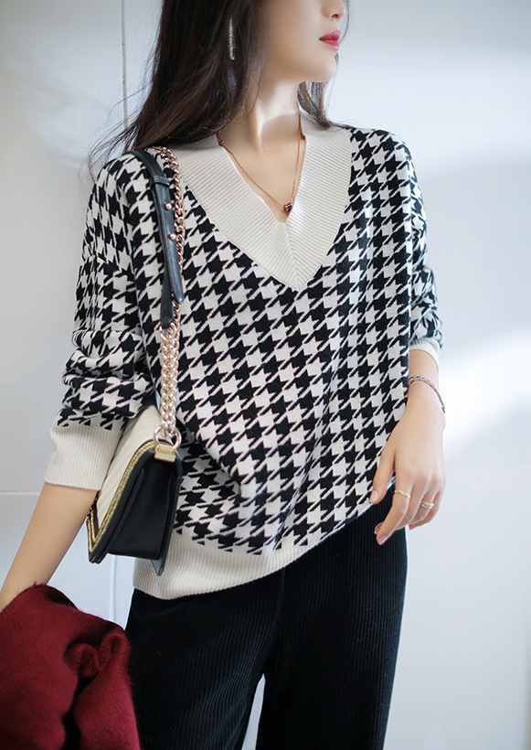 Black And White Contrast V-neck Knitted Sweater
