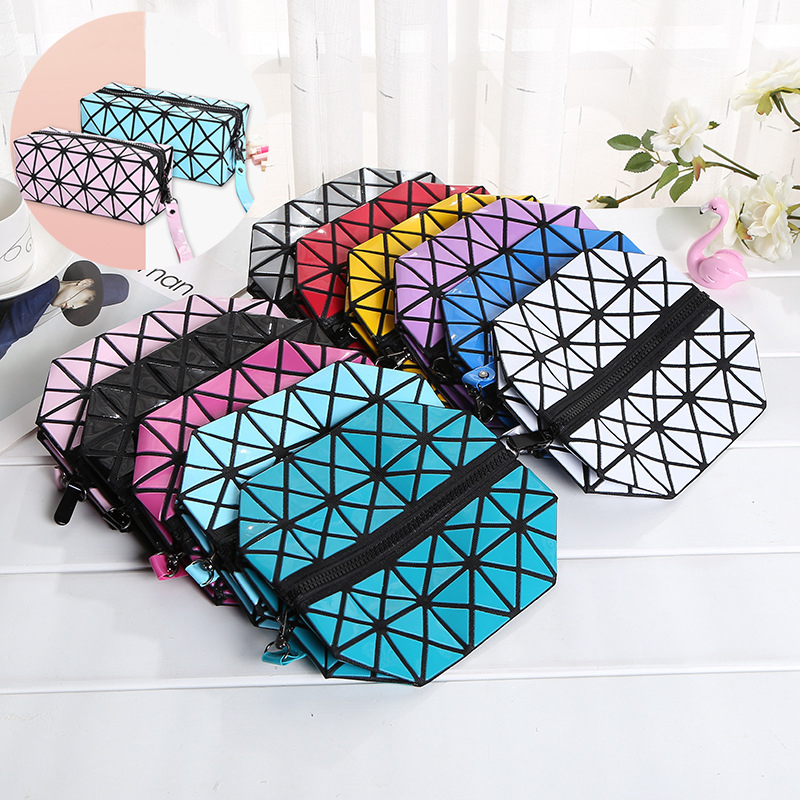 Borsa di makeup con 32 pezzi, formato triangolare.