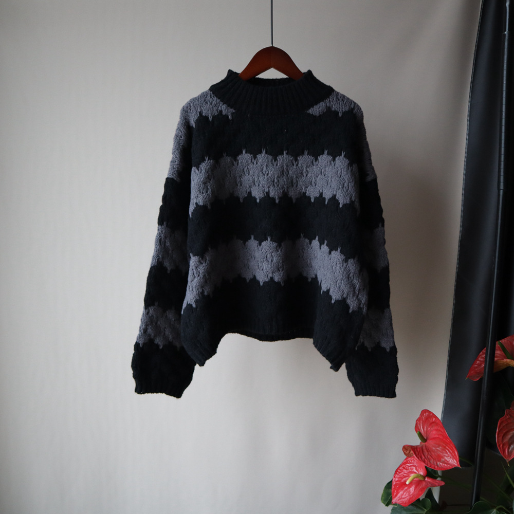 Title 4, Gruby sweter w stylu retro. Sweter w kontrastow...