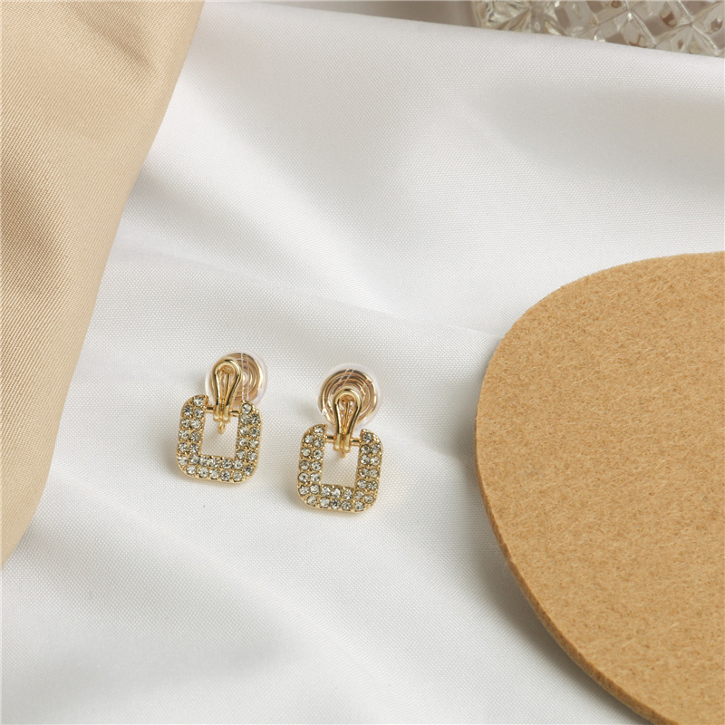 No Pierced Female Retro French Small Fragrance Holiday Ear Clip