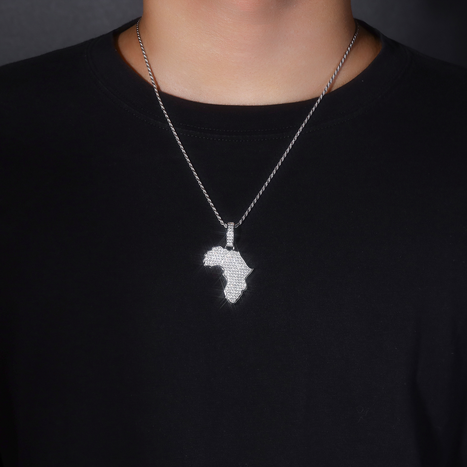 A Luxurious And Fashionable Minimalist Jewelry Pendant Necklace Featuring Top-quality Moissanite, Made Of S925 Silver Electroplated With Platinum.