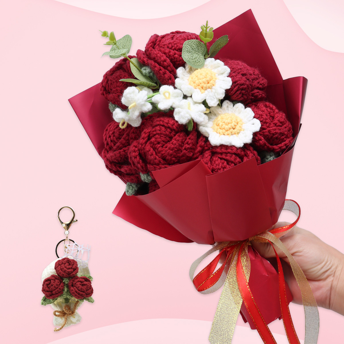 Buchet mixt de flori realizat manual la croșetat, cu trandafiri roșii, împreună cu un breloc asortat – cadou de Ziua Îndrăgostiților, decor pentru masă