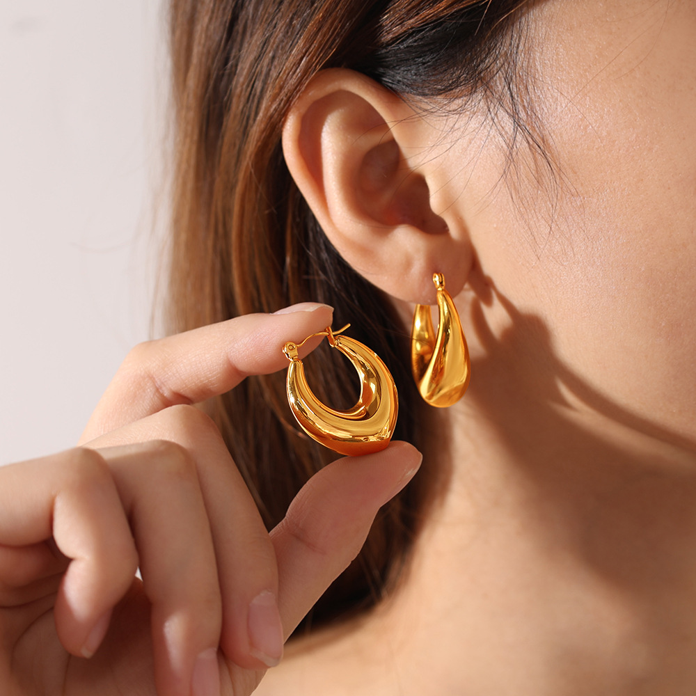 Aretes Dorados Metalizado Exagerado, Media Aro C Simple y Versátil - imagen 1