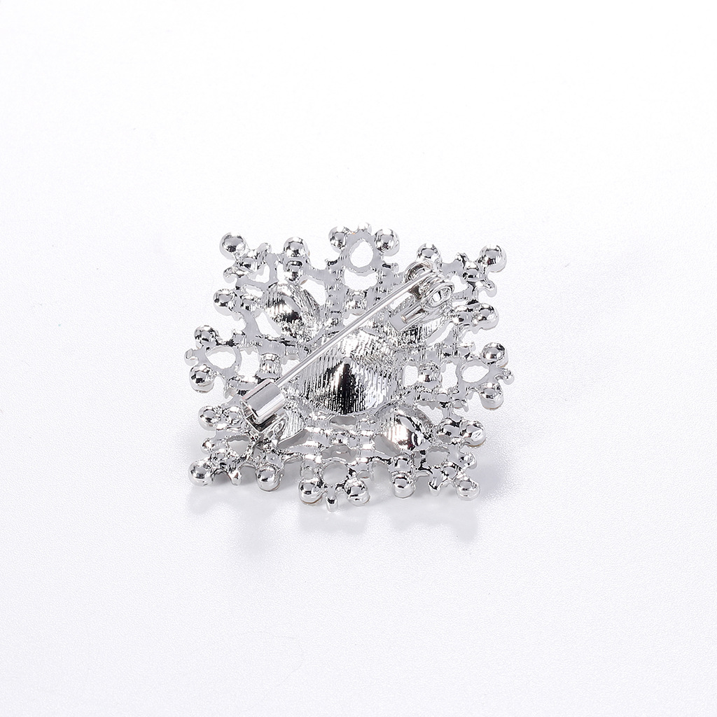 Title 5, Modische Alloy-Quadratbrosche mit Diamanten. Ve...