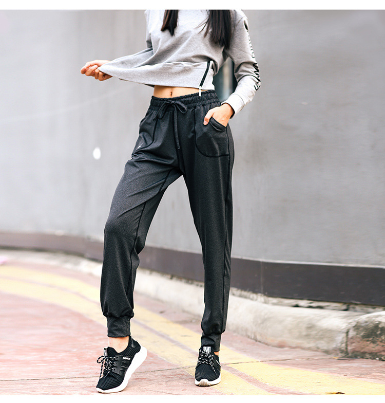 Title 5, Sporty loose trousers close feet