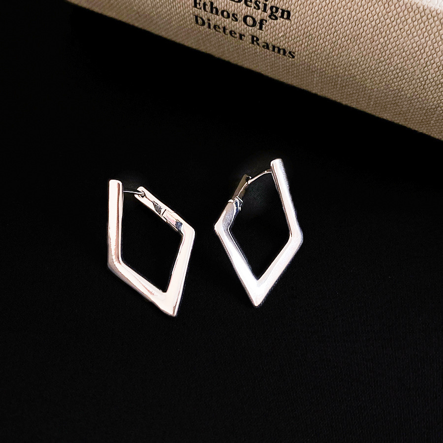 Women Silver Circle Stud Earrings Light Luxury Niche Design All-Match Ear Jewelry