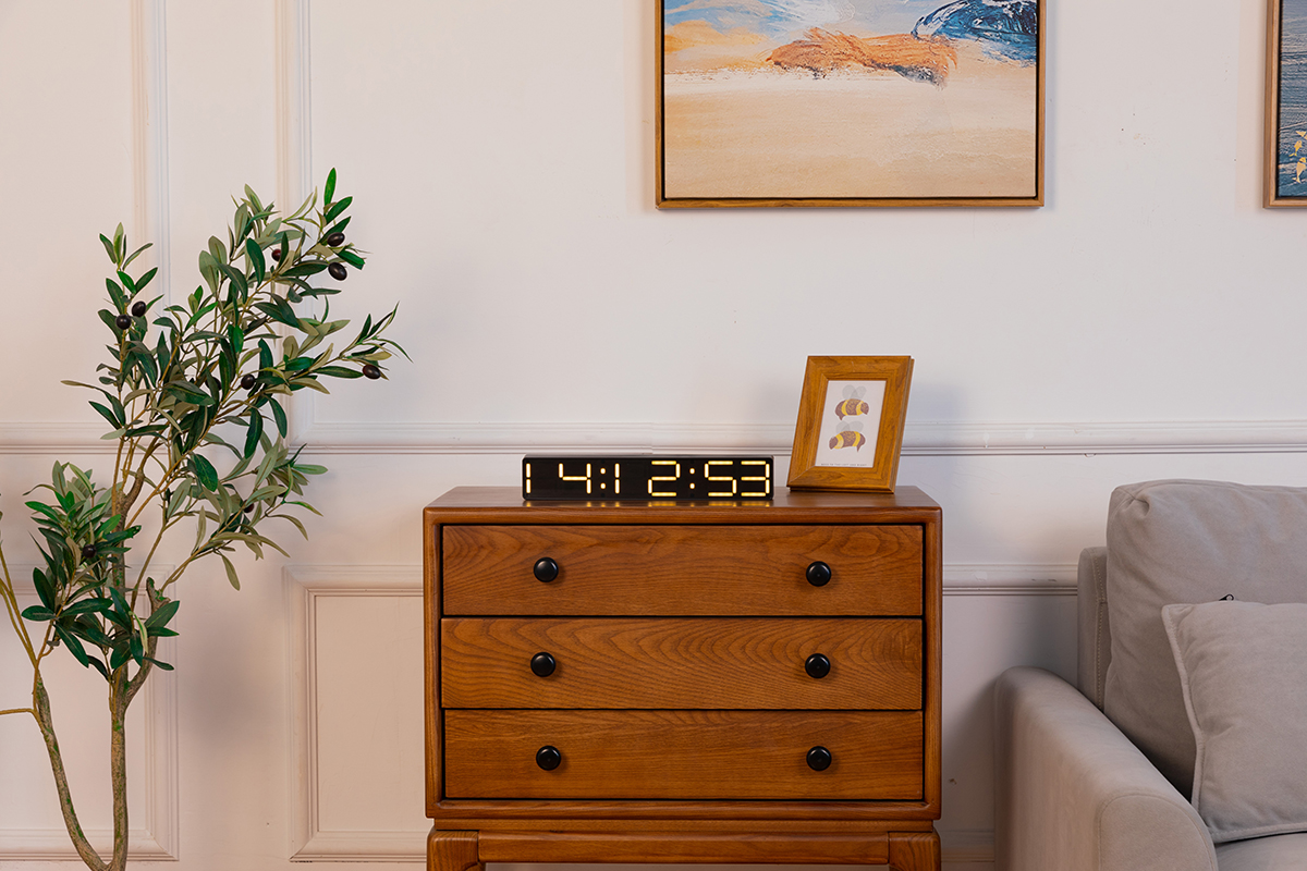 Светящиеся электронные часы с вечным календарем