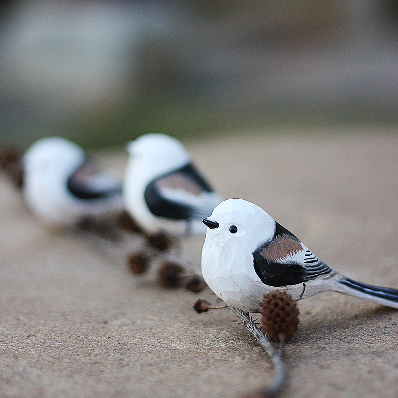 Oiseau bois sculpté – détail facettes