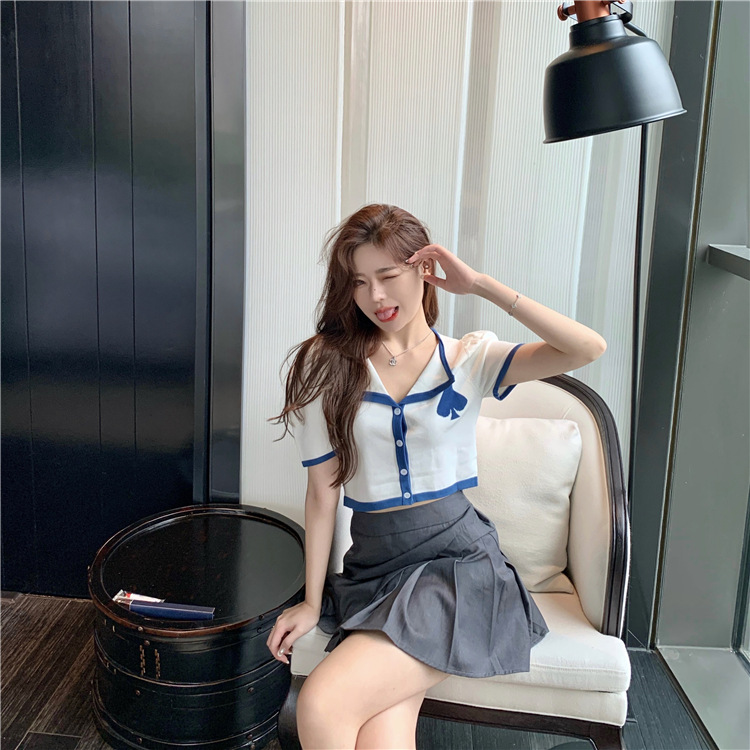 كنزة قصيرة بياقة وأزرار متباينة مع فتحة في السرة