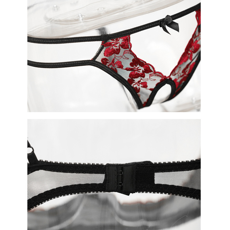 Title 5, Completo reggiseno ricamato a motivo rose e sli...