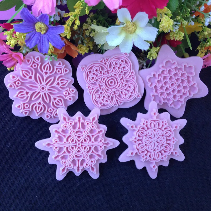 Cake Decoration Tool Smiley Face Flower Snowflake Sugar Turning Biscuit Mould - Snow Suit