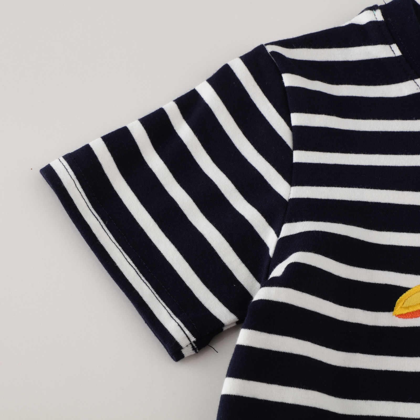 قميص داخلي قطني للأولاد بنقشة كارتونية بأكمام قصيرة