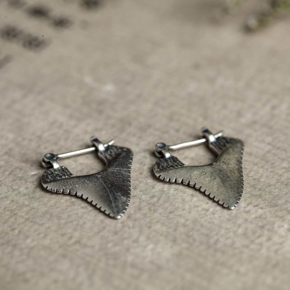 Title 2, Boucles doreilles requin triangle punk vintage...