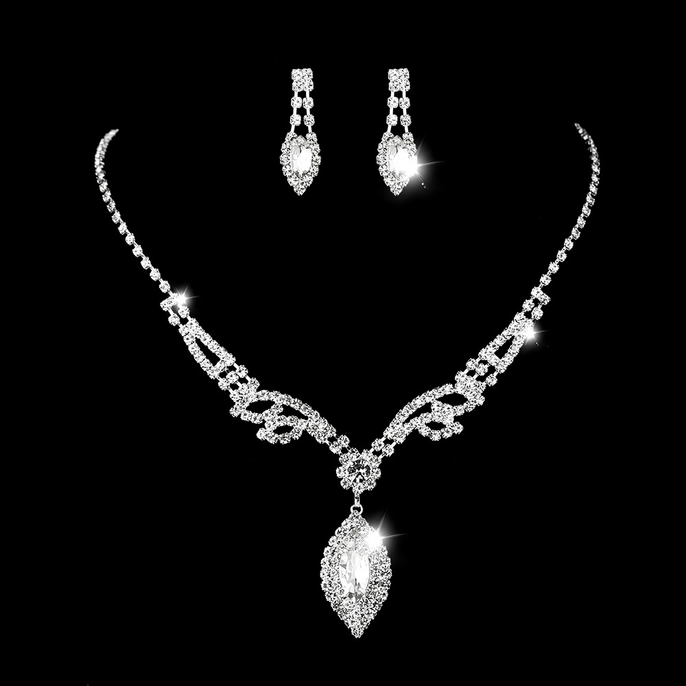 طقم مجوهرات نسائي (عقد وأقراط) أنيق