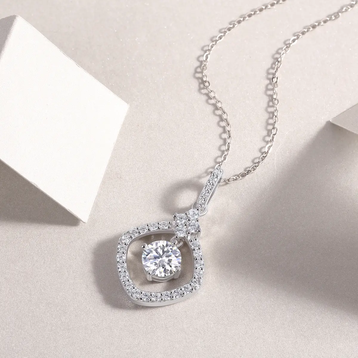 1Starlight Heart-to-Heart - A Fashionable And Luxurious Diamond Jewelry Pendant Set With 1-carat Moissan Diamond S925 Sterling Silver And Platinum Plating Prohi