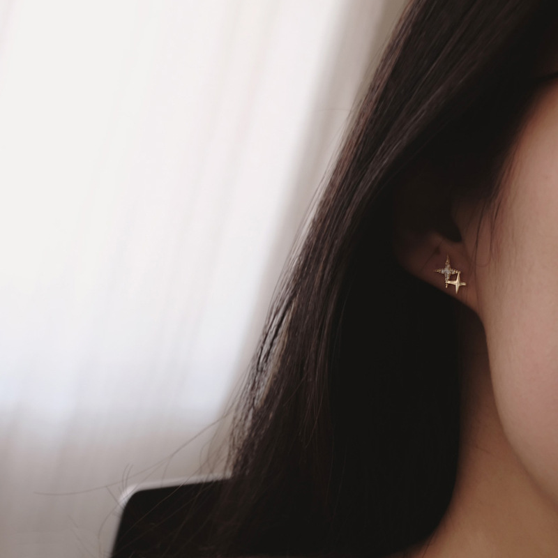 Shrinking Light Little Star Gold Stud Earrings
