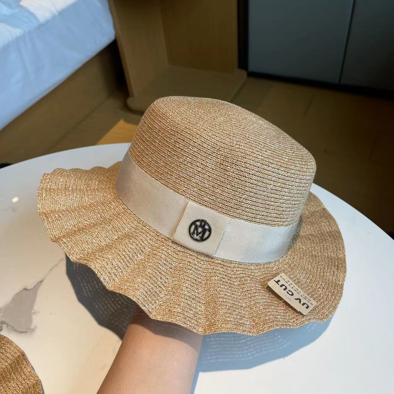 Women's Simple Wavy Flat Top Foldable Straw Hat