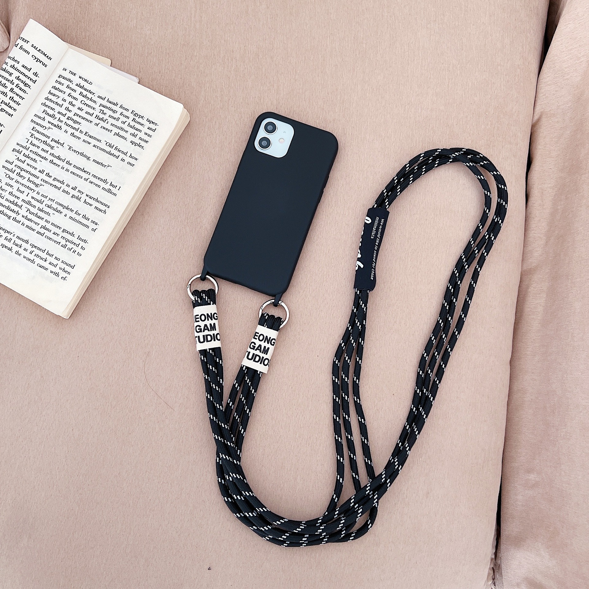 Coque de téléphone en silicone liquide avec longue lanière diagonale – rose – iPhone 11