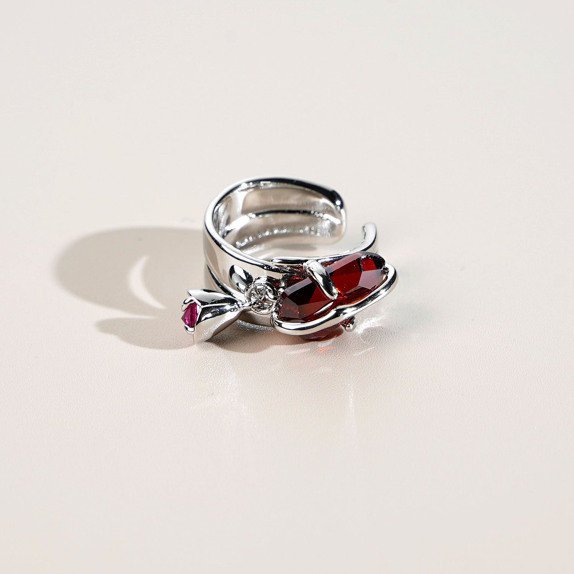 Серьги с кристаллами персикового цвета без проколотых ушей