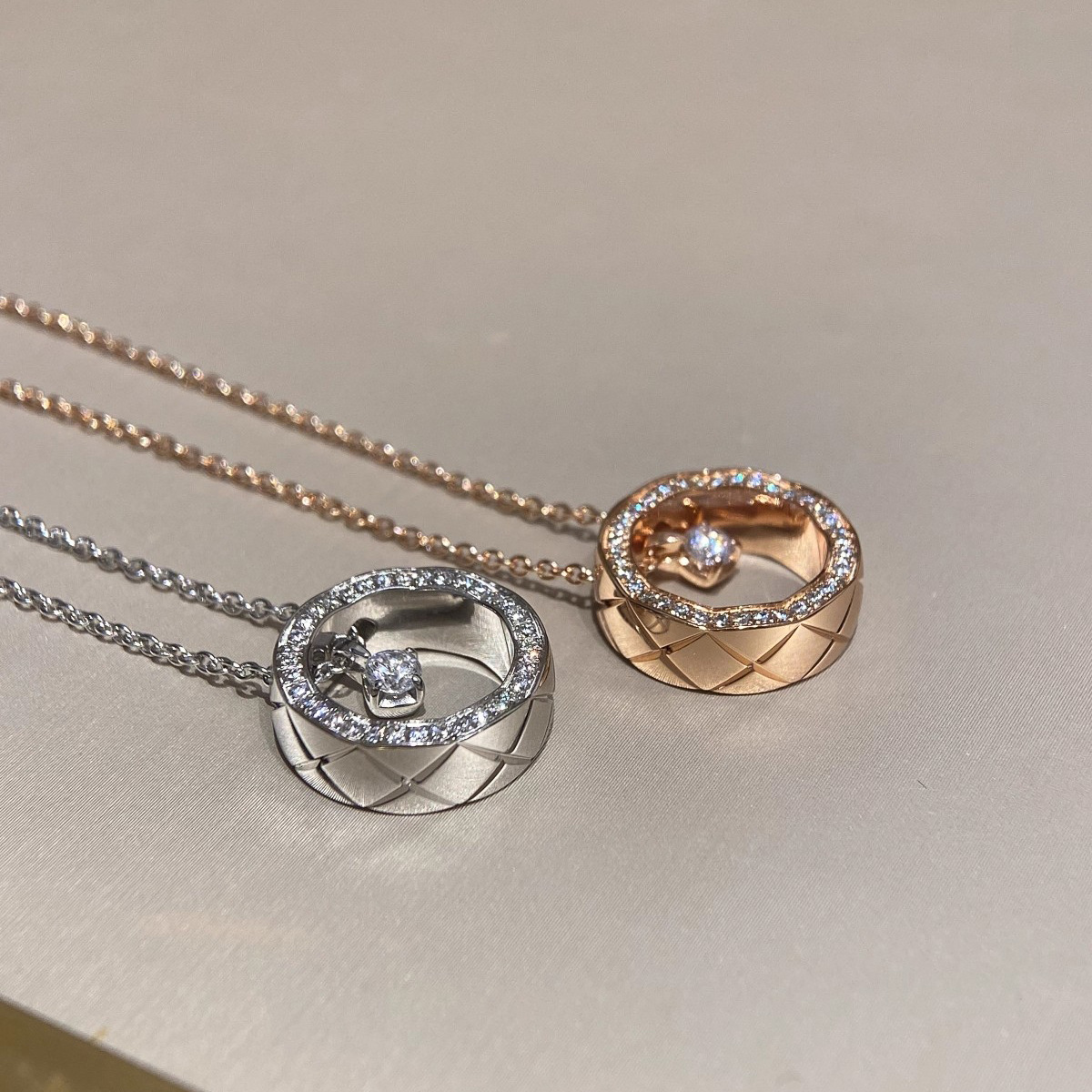 Light Luxury Elegant Quilted Grid Moon Charm Clavicle Necklace For Women, Gold Tone Metal Sparkling Daily Neck Jewelry — view 3