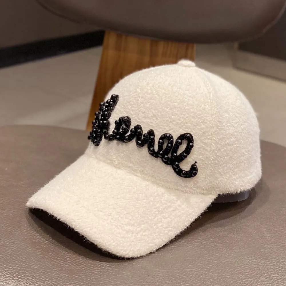 Autumn And Winter Warm Pearl Versatile Baseball Hat - Black White