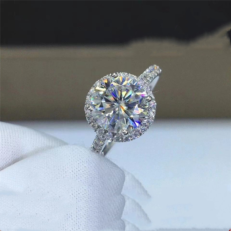 Title 6, Bague Moissanite Ronde Enveloppée Or 18K