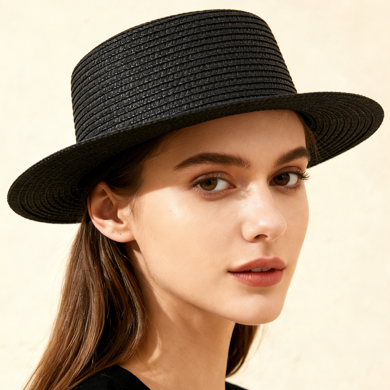 A Stylish And Versatile Sun Hat For Ladies, Featuring A Solid Color Broad Brim And Foldable Concave Top. Perfect For Outdoor Travel, Beach Vacations.