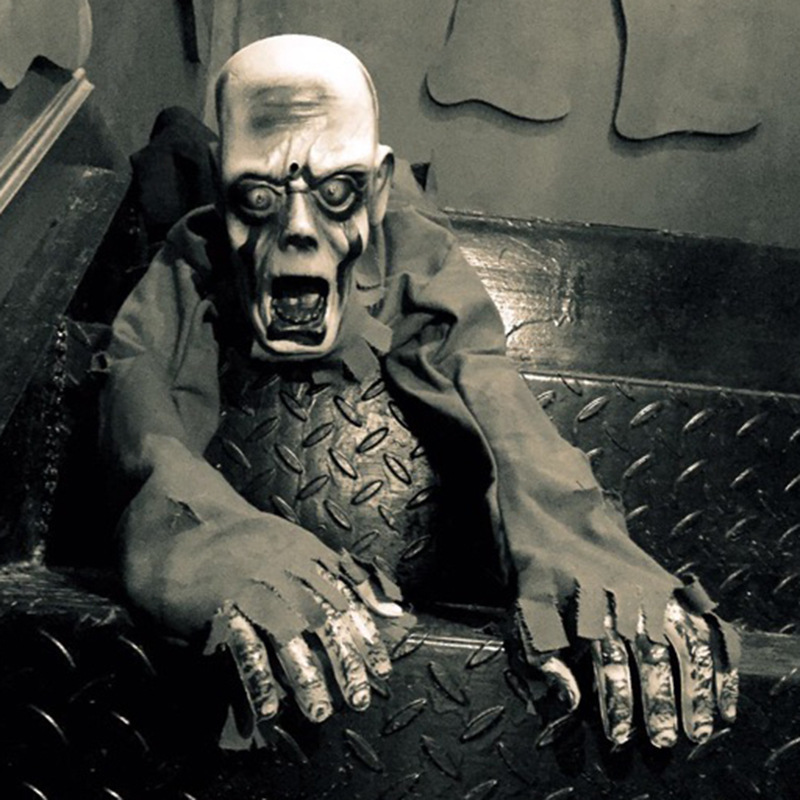 Halloween Decoration Props Ghost Festival Toys KTV Induction Electric Climbing Ghost Bar Haunted House Horror Crawling Ghost 2