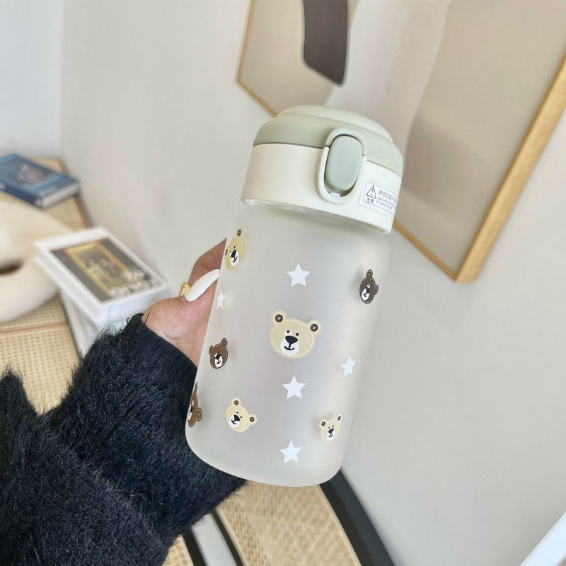 كوب ماء صغير بتصميم قلب صغير مزود بقشة، كوب محمول للطالبات والبالغات بتصميم زجاجة حليب مائلة بسيطة