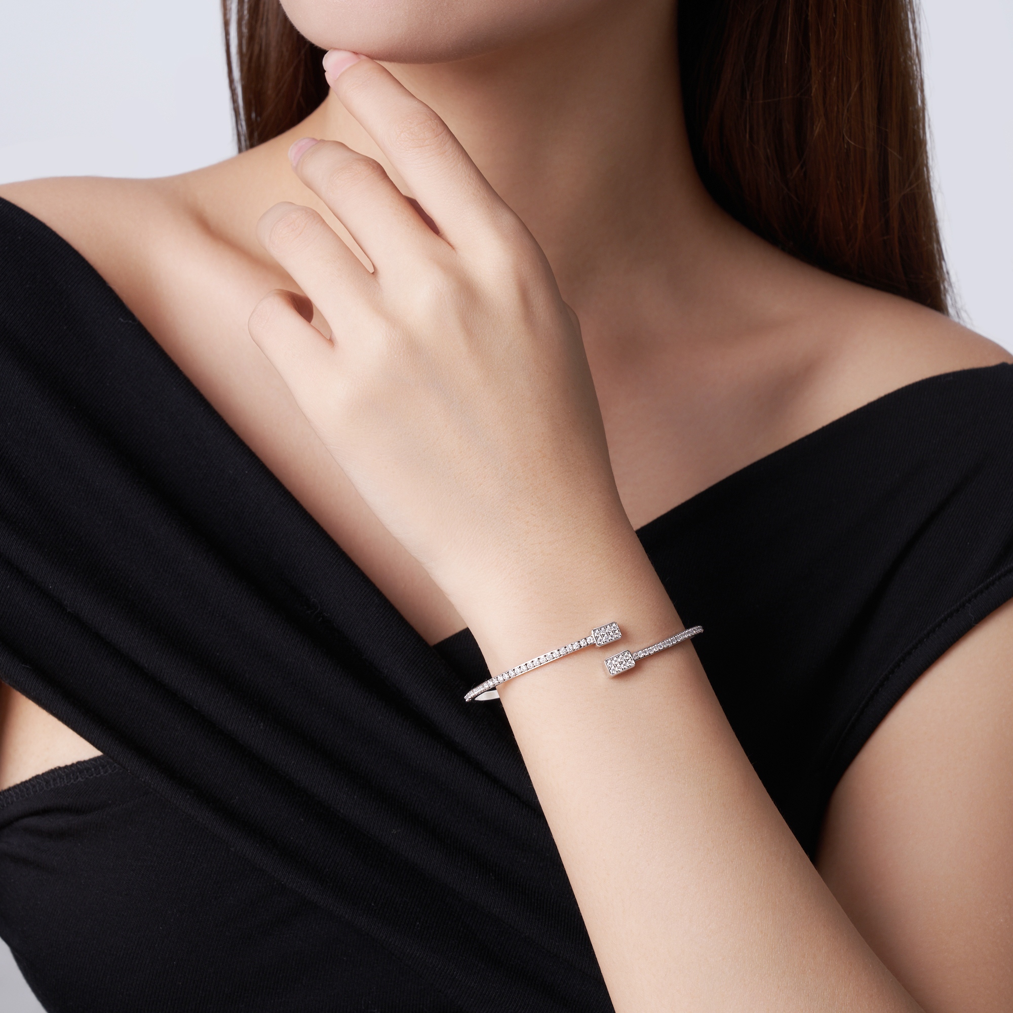 A Luxurious And Fashionable Minimalist Jewelry Bracelet Featuring Top-quality Moissanite, Made Of S925 Silver Electroplated With Platinum.