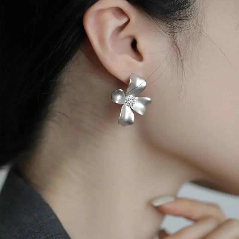 Metallic atmosphere exquisite simulation petal earrings
