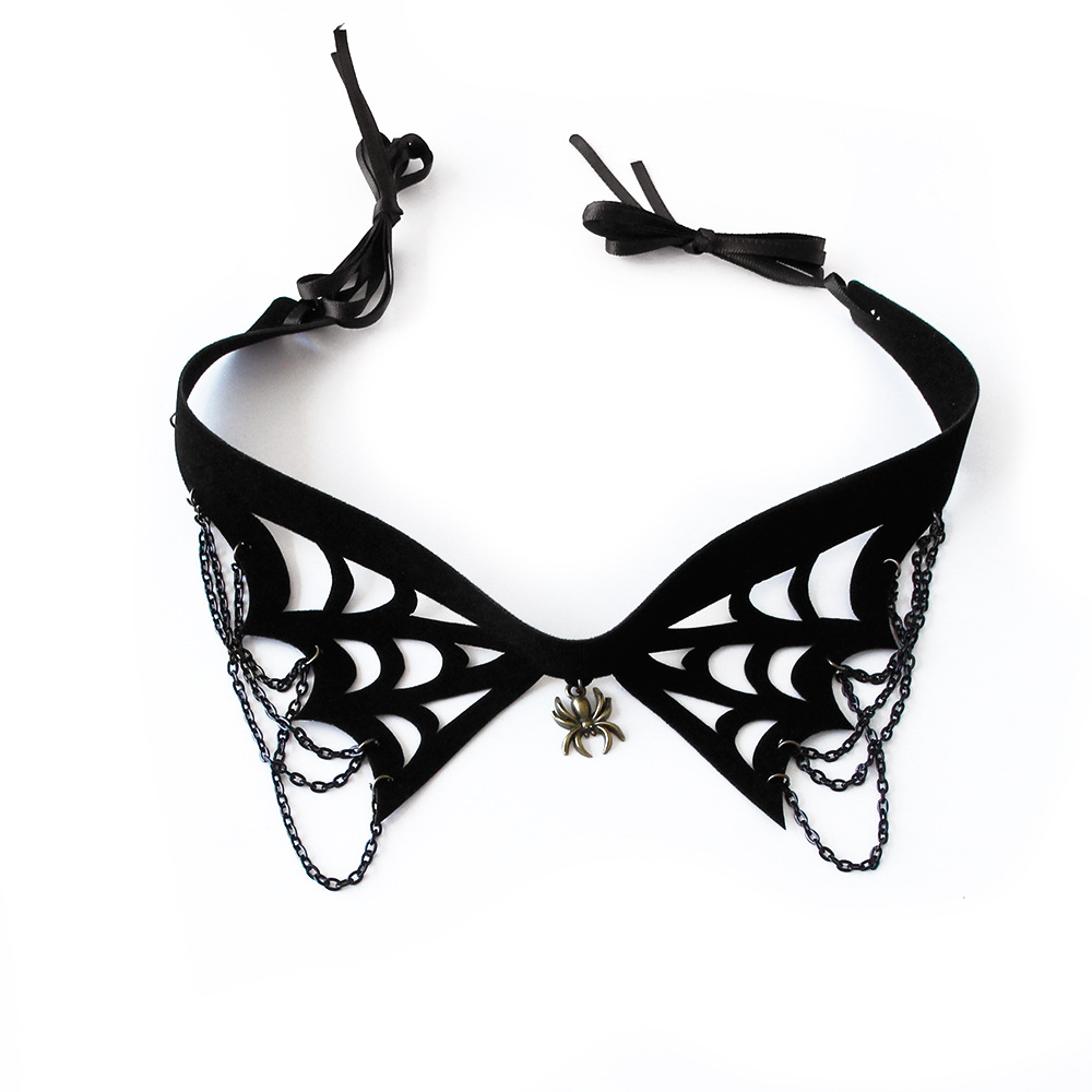 سلسلة عنق بتصميم شبكة عنكبوت عيد الهالوين على الترقوة