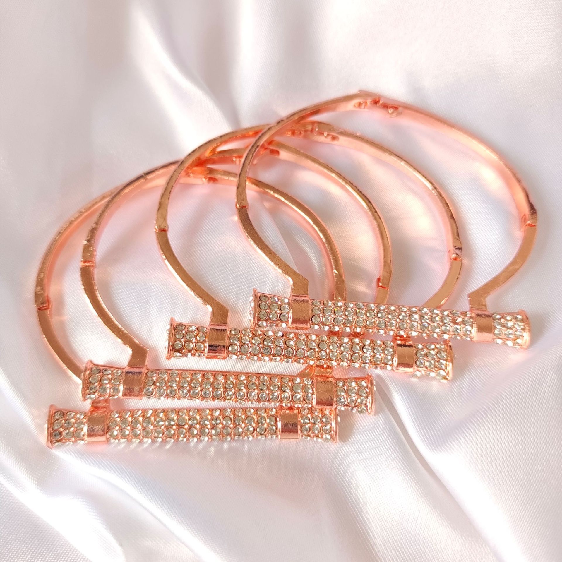 Women's Simple Fashion Encrusted Diamond Cylinder Bracelet