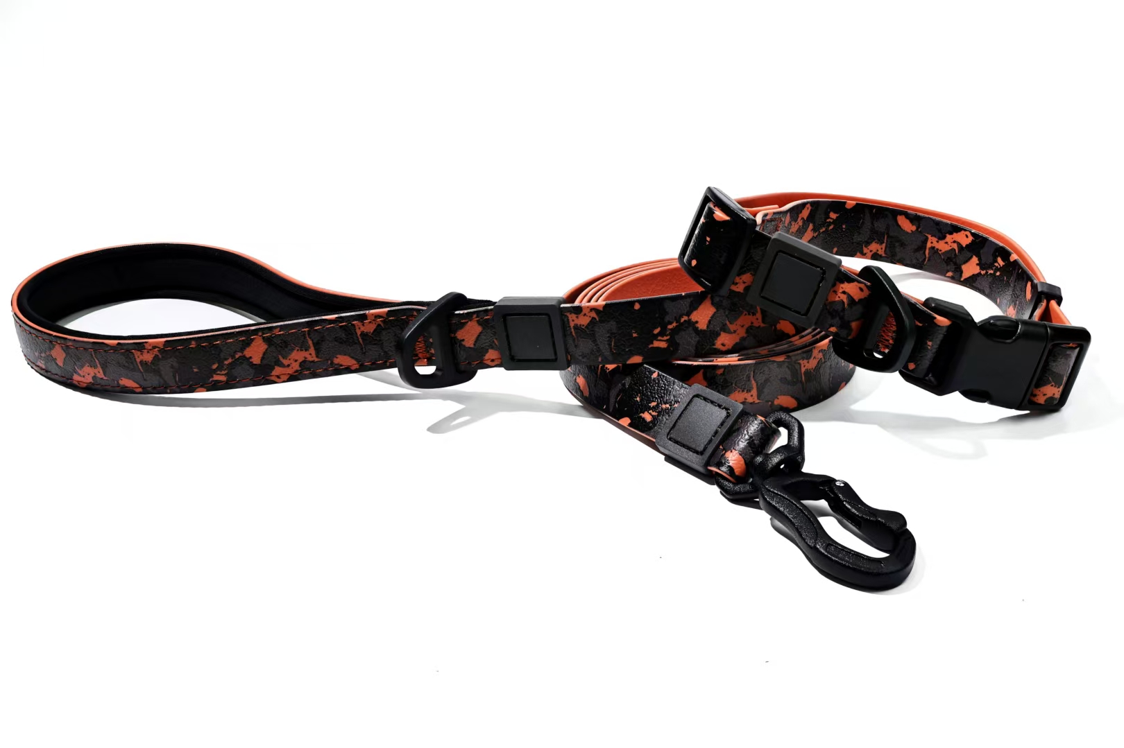 UV Printing Camouflage Embossed Pet Leash Set Is A Perfect Combination Of Style And Functionality Specially Designed For Pets' Outdoor Activities. Every Detail From Craftsmanship To Material 