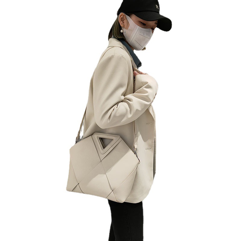 High-End Woven Shoulder Bag front view