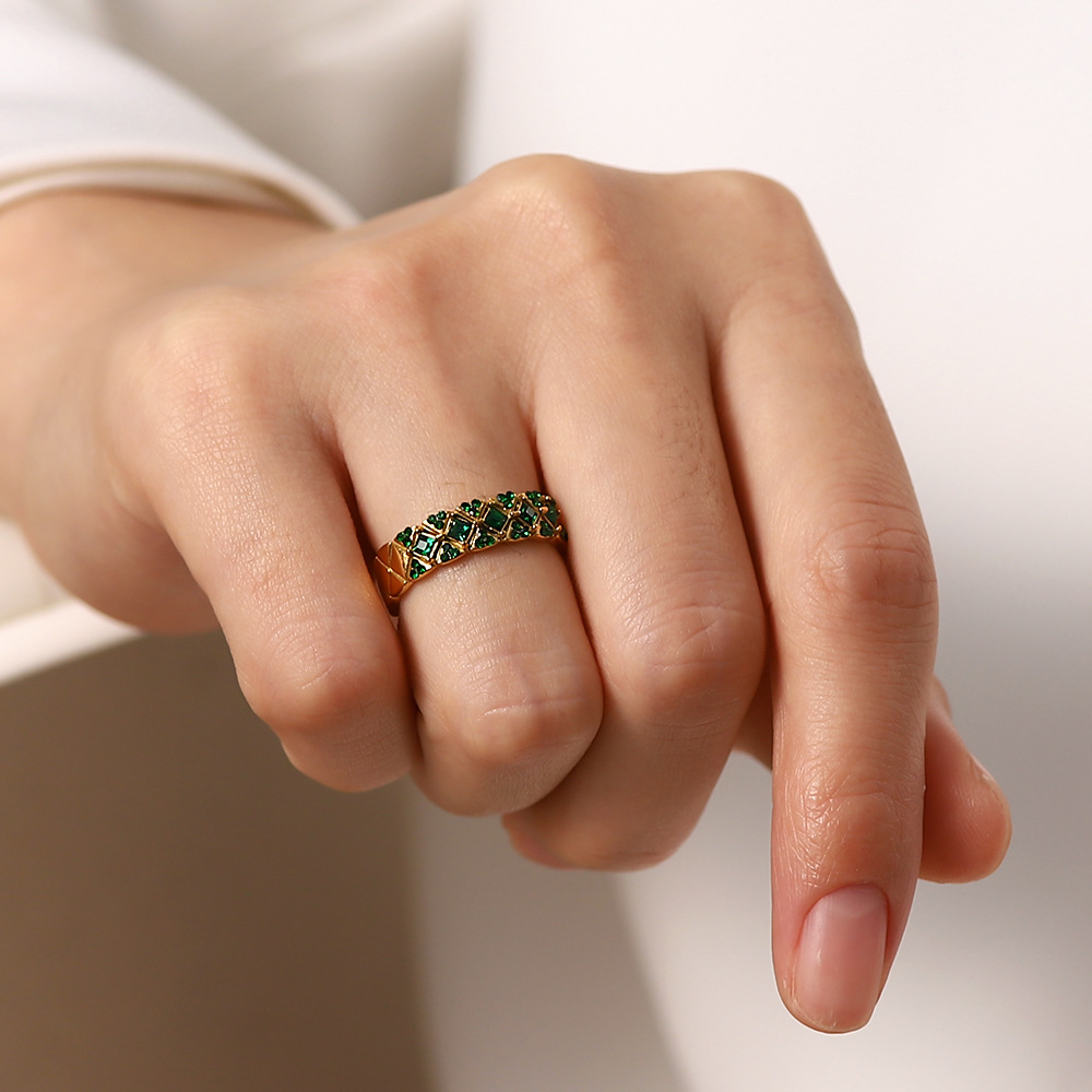 Title 2, Witte en groene diamanten ring