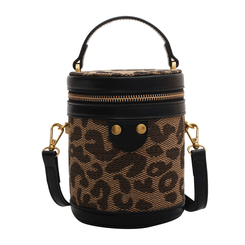 Title 3, Bolsa feminina com estampa de leopardo e rebite...