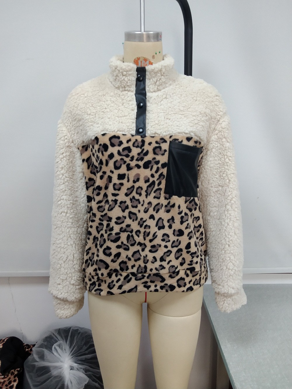 Title 5, Maglione casual in peluche con stampa leopardat...