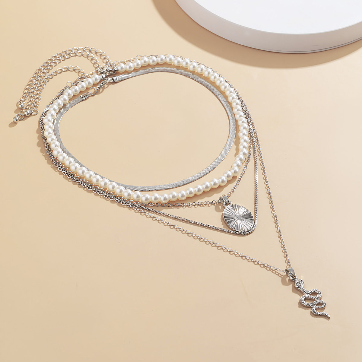 European And American Palace Style Dragon-shaped Geometric Round Plate Clavicle Chain