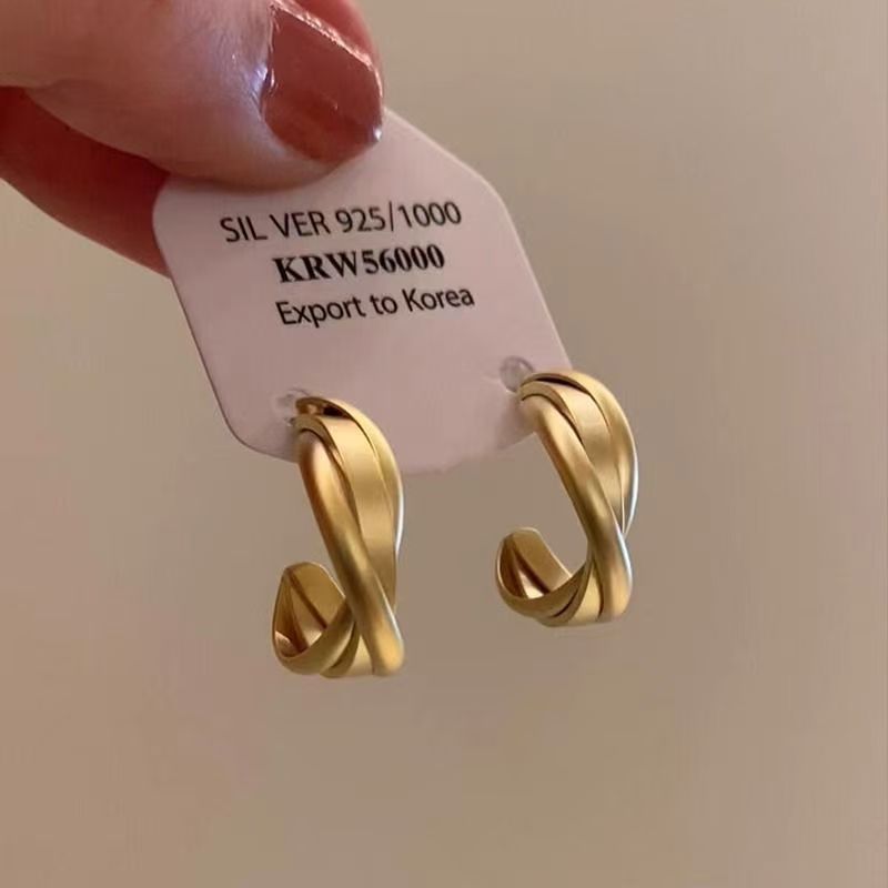 French Vintage Matte Gold C Hoop Earrings Delicate Twisted Loop Stud Earrings Light Luxury High End Ear Jewelry For Women